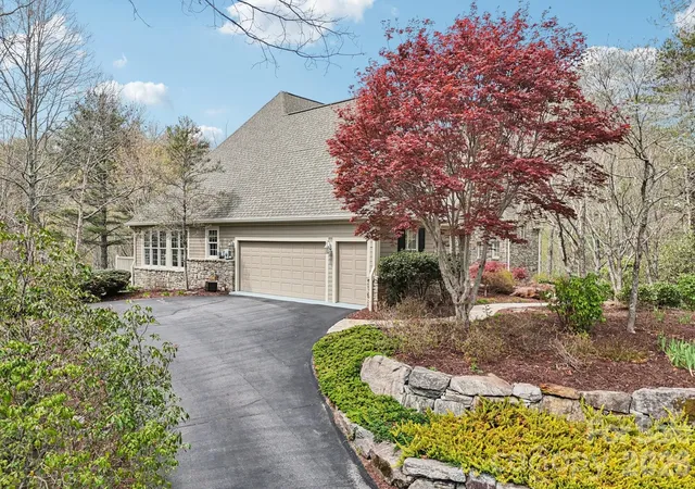 Photo 3 of Single family home for sale at 304 Pine Forest Tr, Hendersonville, NC 28739 | MLS# 4356124 | Listing updated on 2026-09-23