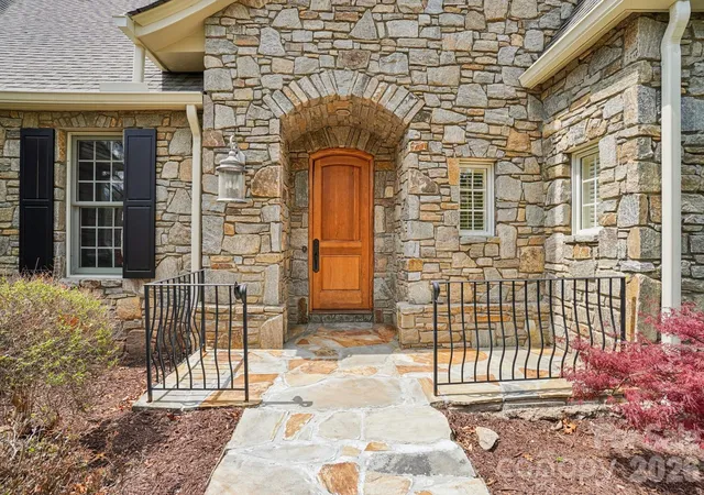 Photo 3 of Single family home for sale at 304 Pine Forest Tr, Hendersonville, NC 28739 | MLS# 4356124 | Listing updated on 2026-09-23