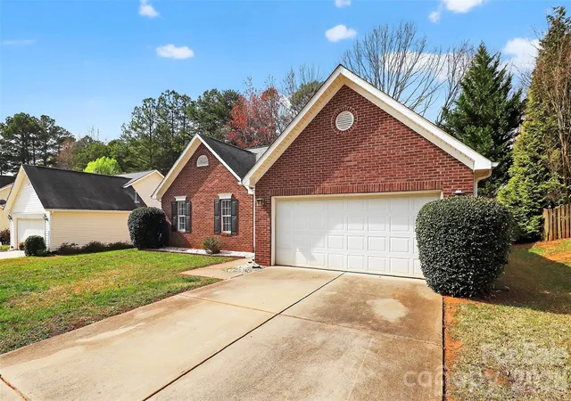 Homes for sale in Charlotte, NC | 7022 Duchamp Dr, Charlotte, NC 28215 | MLS# 4356424