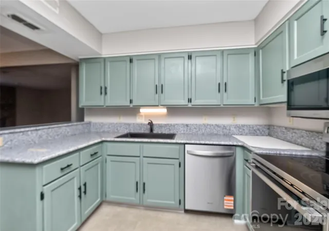 image of 7302 Winery Ln, Charlotte, NC 28227