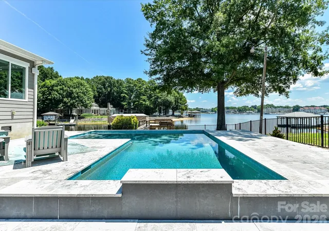 Photo 4 of Single family home for sale at 18014 Whispering Oaks Dr, Cornelius, NC 28031 | MLS# 4356897 | Listing updated on 2026-08-31