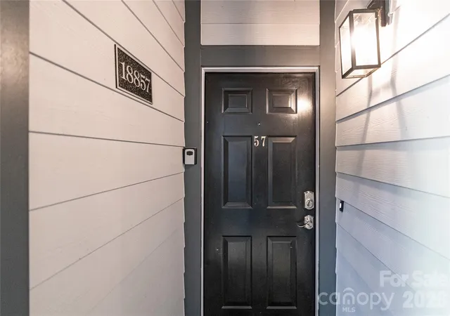 Listing Photo 4 - Condo for sale in building located at 18857 Vineyard Pt Ln, Cornelius, NC 28031