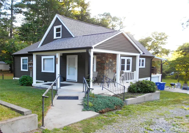 Homes for sale in Black Mountain, NC | 18 Herron St, Black Mountain, NC 28711 | MLS# 4357548