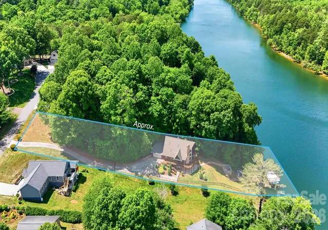 2nd image of 1925 Lake Acres Dr, Hickory, NC 28601 | MLS# 4357585