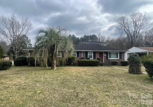 Photo 2 of Single family home for sale at 1529 W Market St, Cheraw, SC 29520 | MLS# 4358172 | Listing updated on 2026-10-02