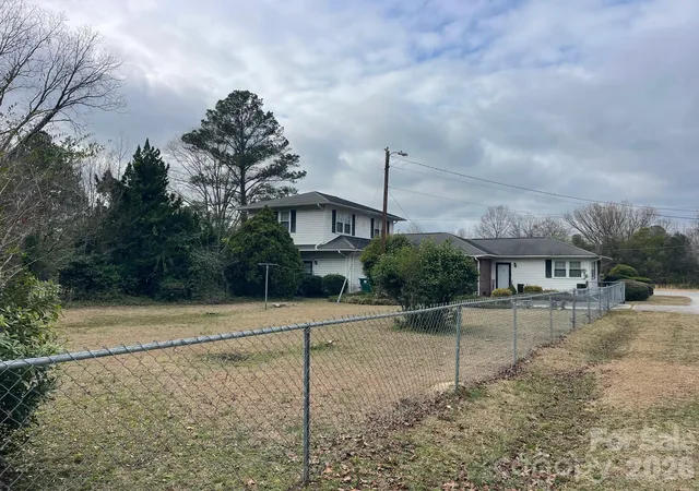 Photo 3 of Single family home for sale at 1529 W Market St, Cheraw, SC 29520 | MLS# 4358172 | Listing updated on 2026-10-02