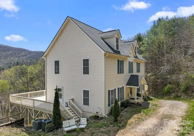 Photo 3 of Single family home for sale at 267 Eagles Tr, Canton, NC 28716 | MLS# 4358414 | Listing updated on 2026-06-01