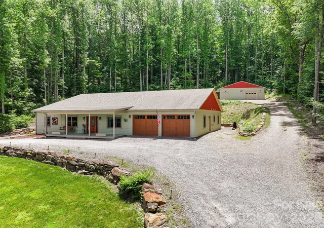 Photo 1 of Single family home for sale at 33 Freedom Dr, Waynesville, NC 28786 | MLS# 4359013 | Listing updated on 2026-09-30