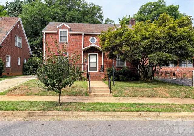 Photo 3 of Sale Pending at 416 S Race St, Statesville, NC 28677 | MLS# 4359159 | Listing updated on 2026-09-22