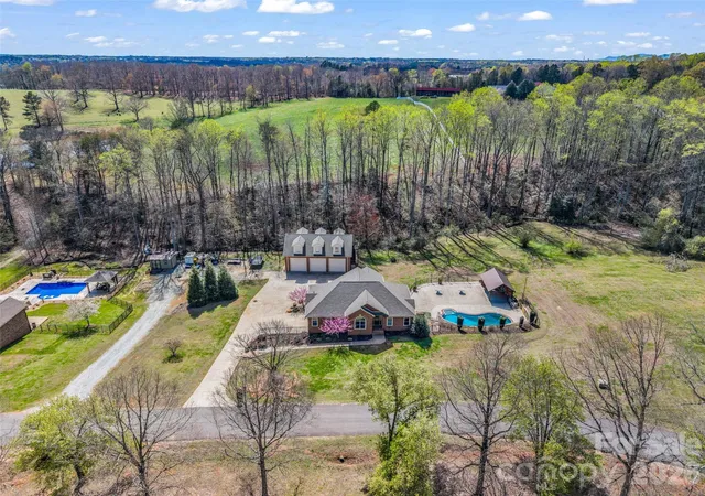 Photo 2 of Single family home for sale at 148 Fairway Dr, Forest City, NC 28043 | MLS# 4359484 | Listing updated on 2026-09-25