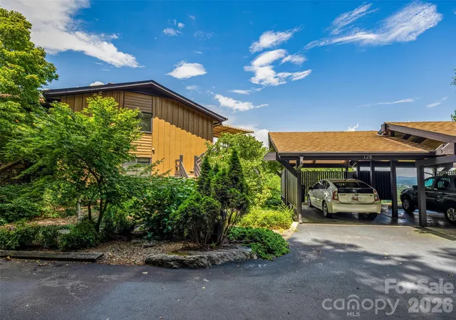 Listing Photo 4 - Condo for sale in building located at 128 Country Ridge Rd, Hendersonville, NC 28739
