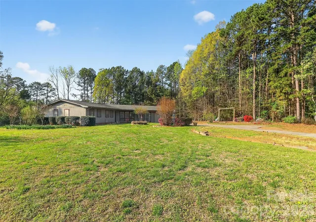 Photo 4 of Single family home for sale at 9516 Westmoreland Rd, Cornelius, NC 28031 | MLS# 4359572 | Listing updated on 2026-07-16