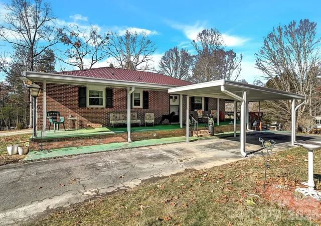 Homes for sale in Hendersonville, NC | 44 Tuttle Rd, Hendersonville, NC 28792 | MLS# 4359823