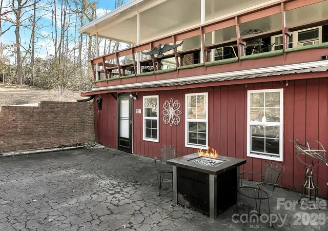 Homes for sale in Hendersonville, NC | 44 Tuttle Rd, Hendersonville, NC 28792 | MLS# 4359823