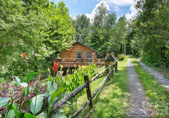 Photo 3 of Single family home for sale at 8 Blue Sky Dr, Leicester, NC 28748 | MLS# 4359937 | Listing updated on 2026-09-04