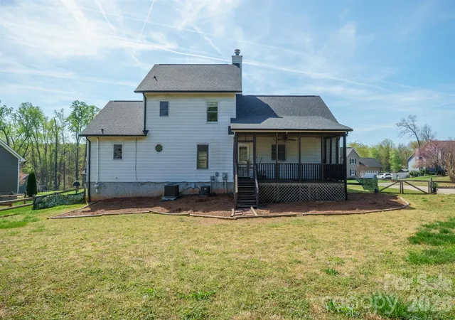 Photo 3 of Single family home for sale at 5406 Winding Oak Dr, Hickory, NC 28602 | MLS# 4360279 | Listing updated on 2026-09-24