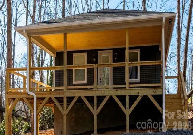 3rd image of 137 E Arbutus Trl, Hendersonville, NC 28792 | MLS# 4360777