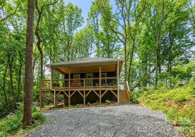 2nd image of 137 E Arbutus Trl, Hendersonville, NC 28792 | MLS# 4360777