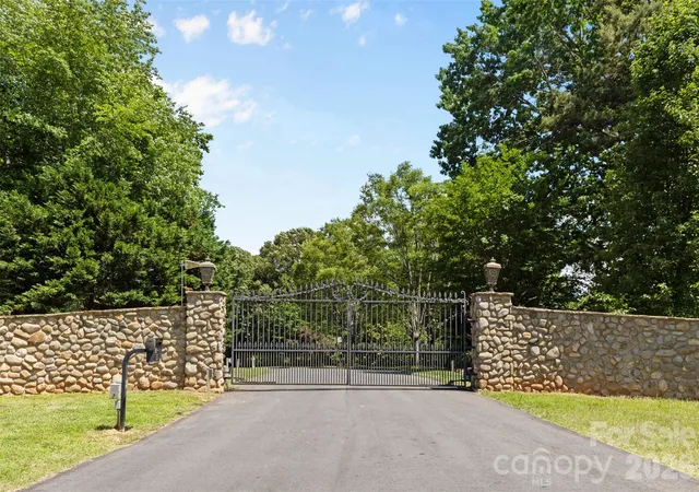Photo 3 of Single family home for sale at 1405 Saratoga Woods Dr, Waxhaw, NC 28173 | MLS# 4361312 | Listing updated on 2026-09-03