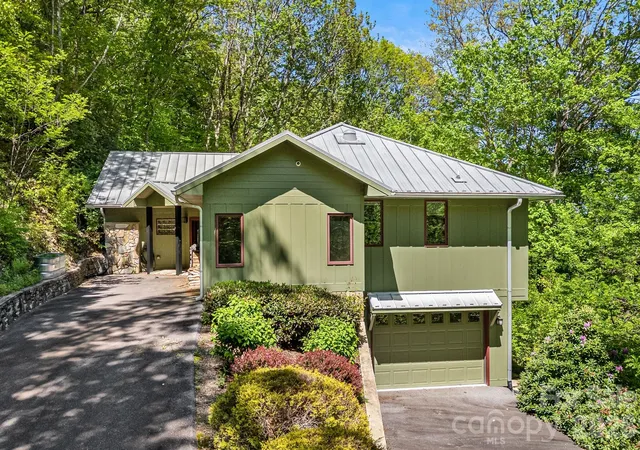 Photo 1 of Single family home for sale at 1760 Winding Crk Dr, Waynesville, NC 28786 | MLS# 4361530 | Listing updated on 2026-09-16