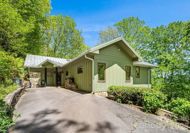 Photo 3 of Single family home for sale at 1760 Winding Crk Dr, Waynesville, NC 28786 | MLS# 4361530 | Listing updated on 2026-09-16