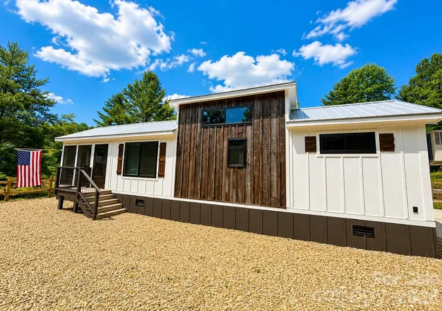 1st image of 122 Mountain Breeze Rdg, Franklin, NC 28734 | MLS# 4361680
