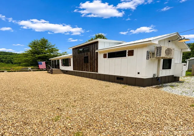 Photo 3 of Single family home for sale at 122 Mountain Breeze Ridge, Franklin, NC 28734 | MLS# 4361680 | Listing updated on 2026-07-20