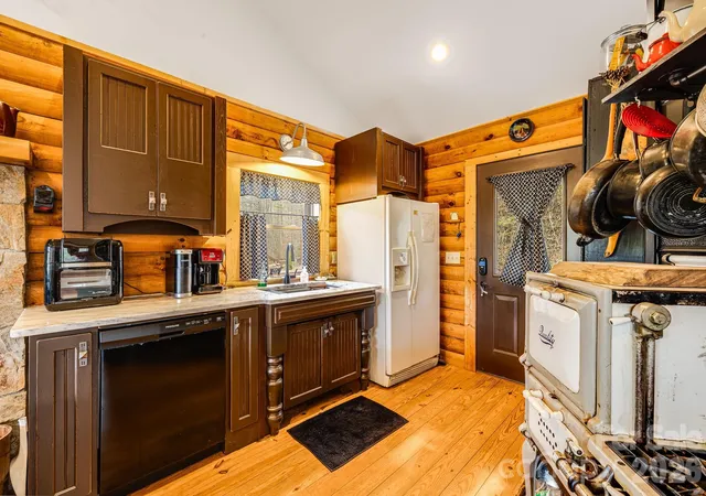 4th image of 409 Hamlet Dr, Burnsville, NC 28714 | MLS# 4361778
