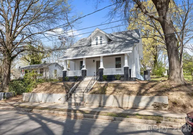 Photo 3 of Single family home for sale at 414 W Sharpe St, Statesville, NC 28677 | MLS# 4361891 | Listing updated on 2026-09-04