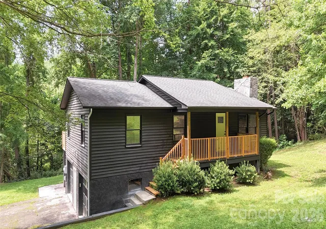 Photo 1 of Single family home for sale at 4 Smokey Mountain Dr, Swannanoa, NC 28778 | MLS# 4362621 | Listing updated on 2026-09-24