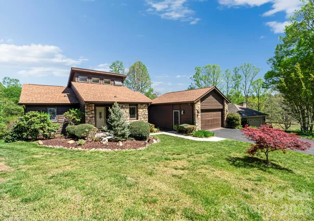 Homes for sale in Hendersonville, NC | 3104 Cove Loop Rd, Hendersonville, NC 28739 | MLS# 4362842