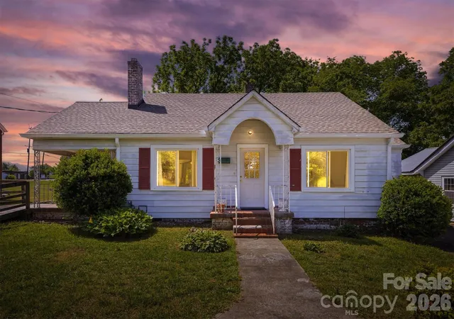 Photo 1 of Single family home for sale at 117 3rd Avenue Sw, Hickory, NC 28602 | MLS# 4362894 | Listing updated on 2026-05-18