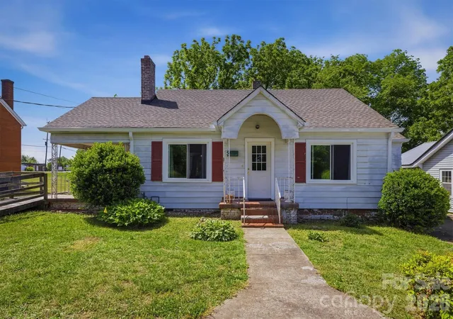 Photo 3 of Single family home for sale at 117 3rd Avenue Sw, Hickory, NC 28602 | MLS# 4362894 | Listing updated on 2026-05-18