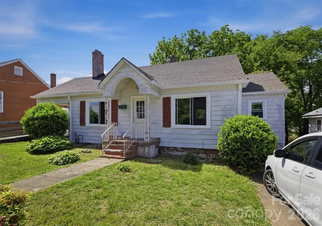 Photo 3 of Single family home for sale at 117 3rd Avenue SW, Hickory, NC 28602 | MLS# 4362894 | Listing updated on 2026-05-18