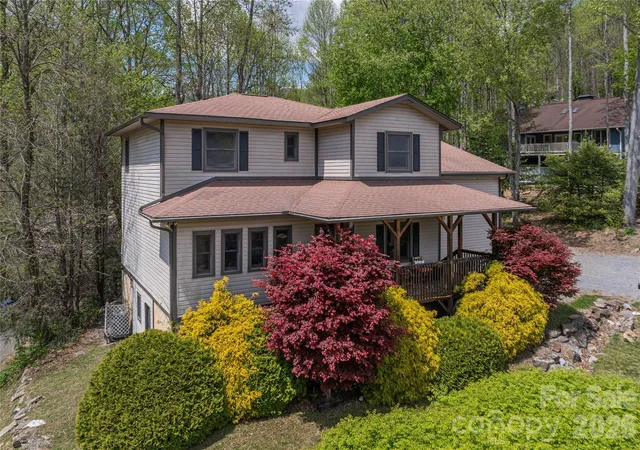 Photo 3 of Single family home for sale at 129 Valley Crk Dr, Maggie Valley, NC 28751 | MLS# 4363296 | Listing updated on 2026-08-31