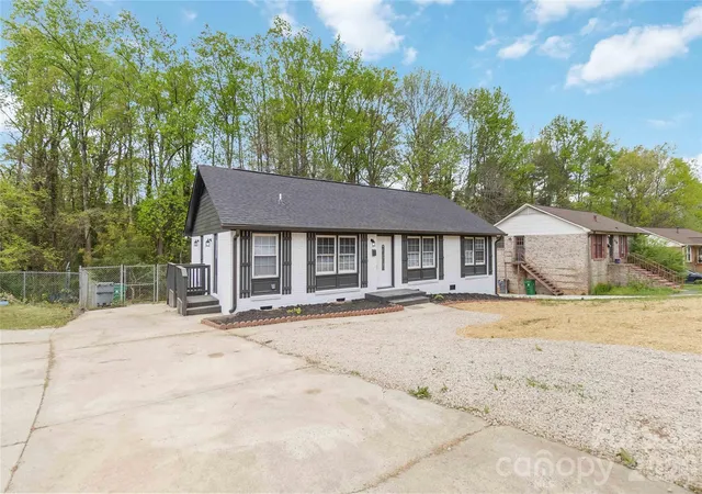 Photo 1 of Single family home for sale at 6726 Barrington Dr, Charlotte, NC 28215 | MLS# 4363314 | Listing updated on 2026-10-20