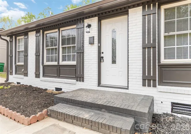 Photo 2 of Single family home for sale at 6726 Barrington Dr, Charlotte, NC 28215 | MLS# 4363314 | Listing updated on 2026-10-20