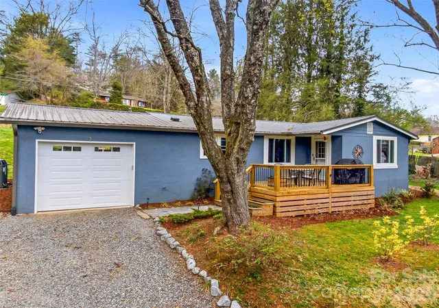 Photo 2 of Single family home for sale at 33 Kilpatrick St, Brevard, NC 28712 | MLS# 4363437 | Listing updated on 2026-10-03