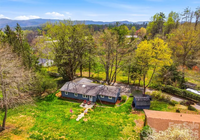 Photo 3 of Single family home for sale at 33 Kilpatrick St, Brevard, NC 28712 | MLS# 4363437 | Listing updated on 2026-10-03