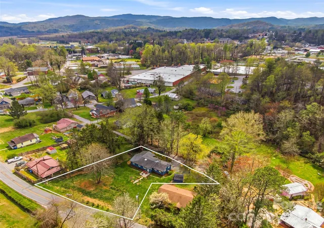 Photo 4 of Single family home for sale at 33 Kilpatrick St, Brevard, NC 28712 | MLS# 4363437 | Listing updated on 2026-10-03