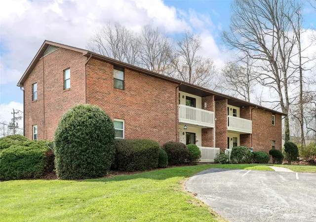 Homes for sale in Hendersonville, NC | 103 Oakwood Pl #4, Hendersonville, NC 28792 | MLS# 4363968