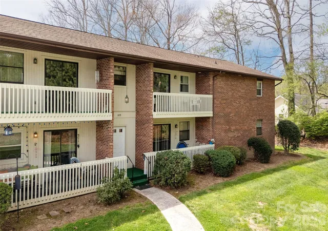 Homes for sale in Hendersonville, NC | 103 Oakwood Pl, Hendersonville, NC 28792
