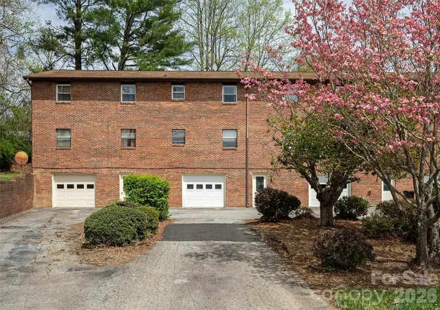 Homes for sale in Hendersonville, NC | 103 Oakwood Pl #4, Hendersonville, NC 28792 | MLS# 4363968