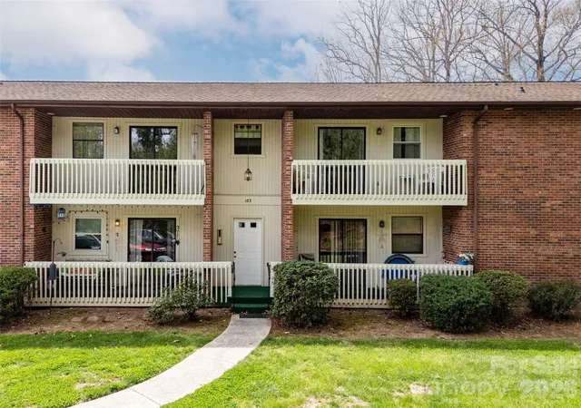 Homes for sale in Hendersonville, NC | 103 Oakwood Pl, Hendersonville, NC 28792