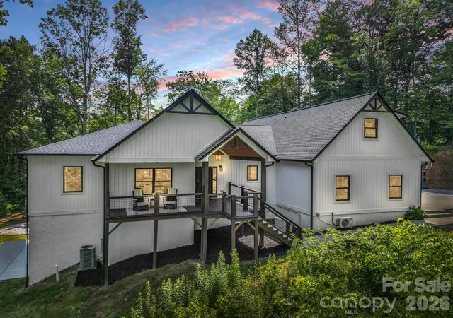 Homes for sale in Horse Shoe, NC | 5717 Turnpike Rd, Horse Shoe, NC 28742 | MLS# 4364041