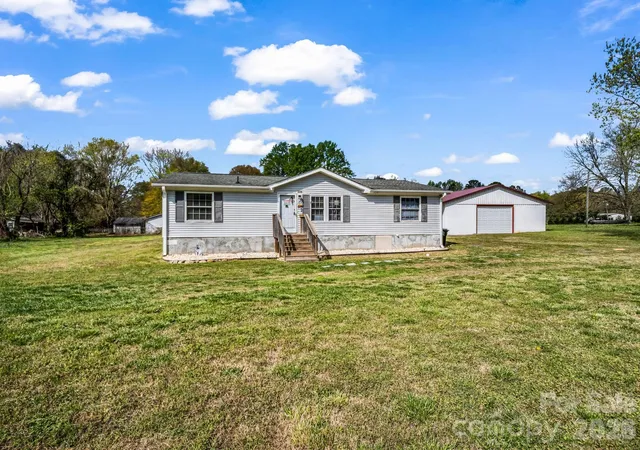 Photo 2 of Single family home for sale at 208 Oak Dr, Shelby, NC 28150 | MLS# 4364048 | Listing updated on 2026-07-03
