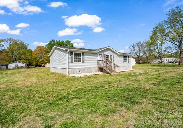 Photo 3 of Single family home for sale at 208 Oak Dr, Shelby, NC 28150 | MLS# 4364048 | Listing updated on 2026-07-03