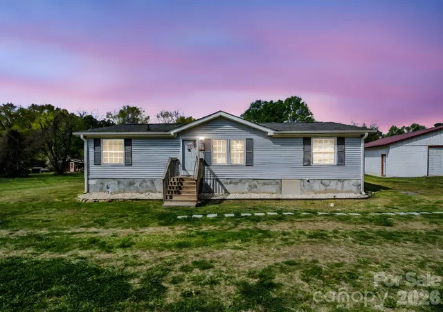 Photo 1 of Single family home for sale at 208 Oak Dr, Shelby, NC 28150 | MLS# 4364048 | Listing updated on 2026-07-03
