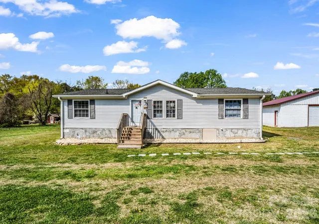 Photo 3 of Single family home for sale at 208 Oak Dr, Shelby, NC 28150 | MLS# 4364048 | Listing updated on 2026-07-03