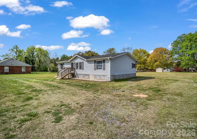 Photo 4 of Single family home for sale at 208 Oak Dr, Shelby, NC 28150 | MLS# 4364048 | Listing updated on 2026-07-03